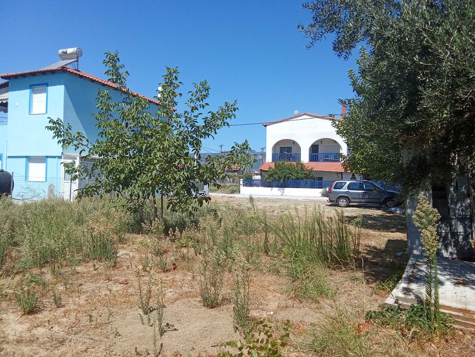 Самостоятелен парцел в Кариани -6000 евро годишно.