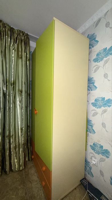 Детская кровать и шкаф