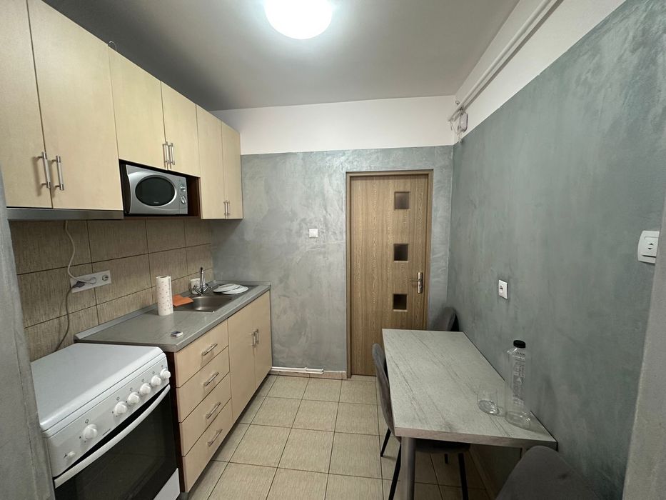 Închiriez garsonieră!