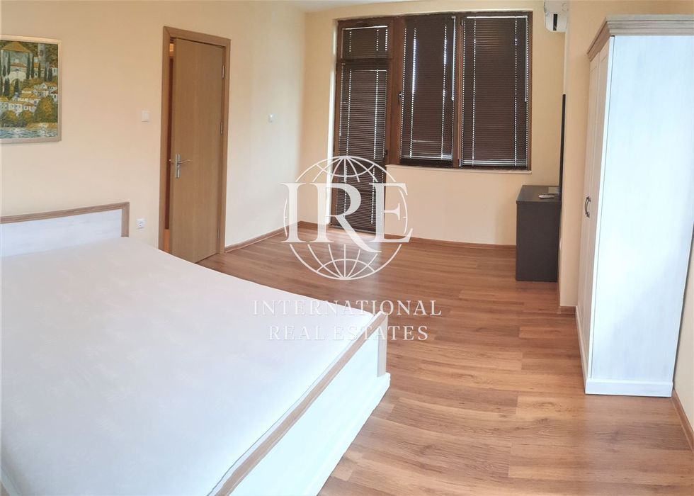 Двуетажна къща с басейн! Три спални! Простор! Живописна природа! Част