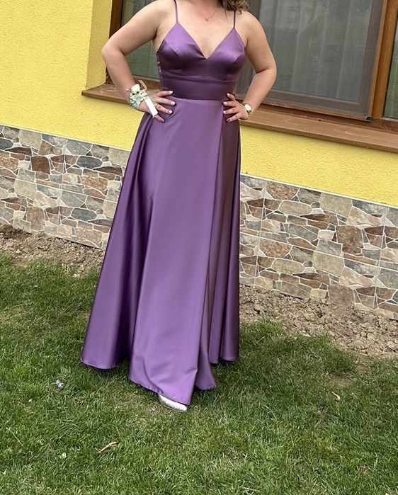 Елегантна сатенена рокля