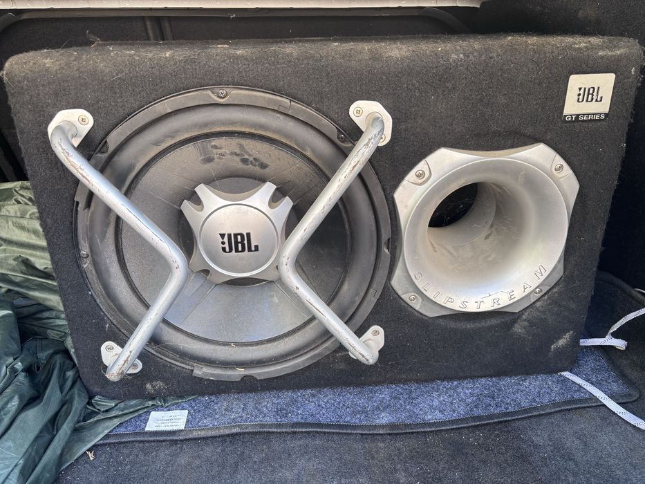 Продам сабвуфер JBL