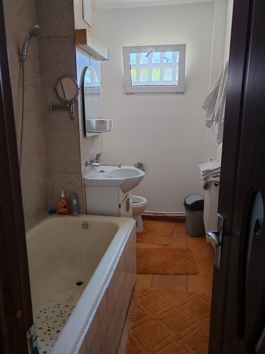 Închiriez apartament