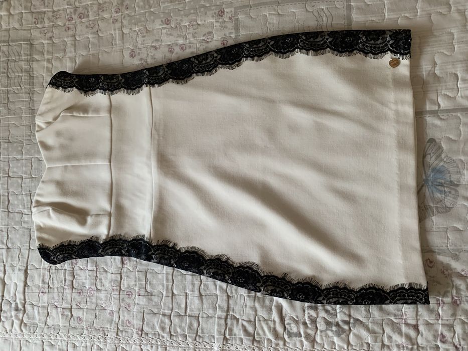 Рокля - мини , стилна и елегантна, с дантела отстрани