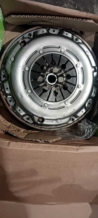 Компрект , маховик , притискателен диск и феродов диск