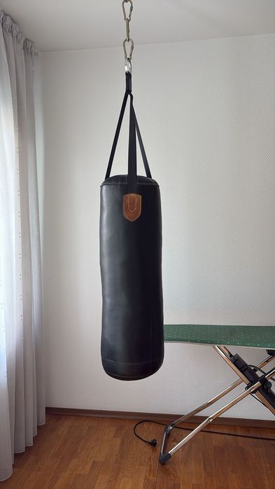 Спортивная боксёрская груша.