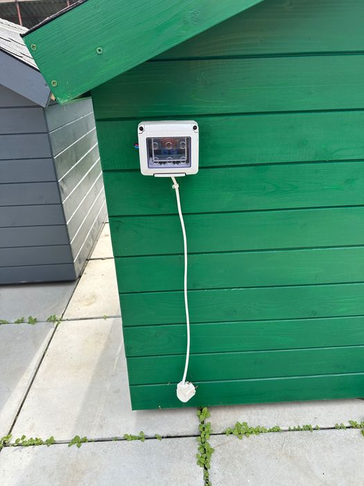 Cusca de caine izolată cu terasă cu încălzire pardoseală