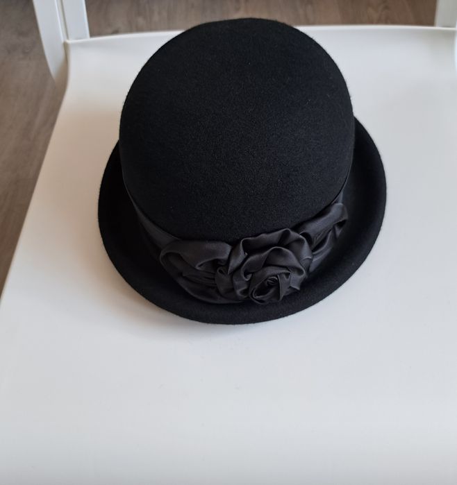 Vând pălărie elegantă neagră