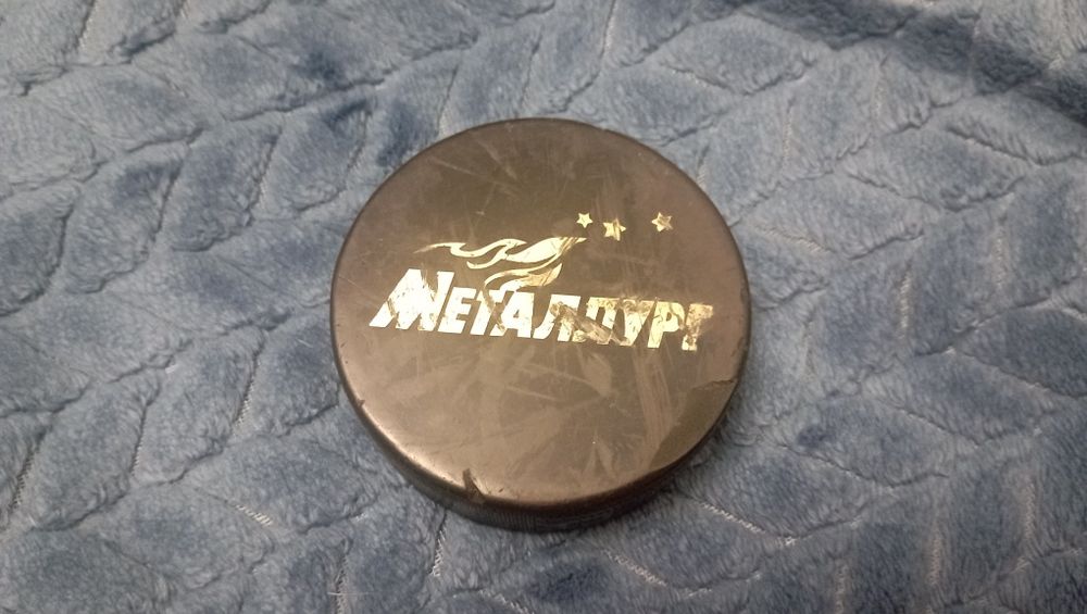 Продам шайбу хоккейную