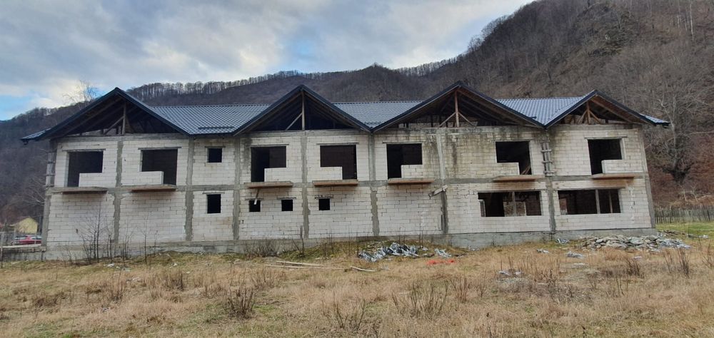 Vand constructie pensiune la rosu acces din DN7A com. Malaia