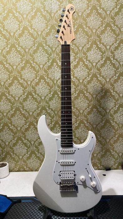 Yamaha Pacifica 012 chexoli bilan