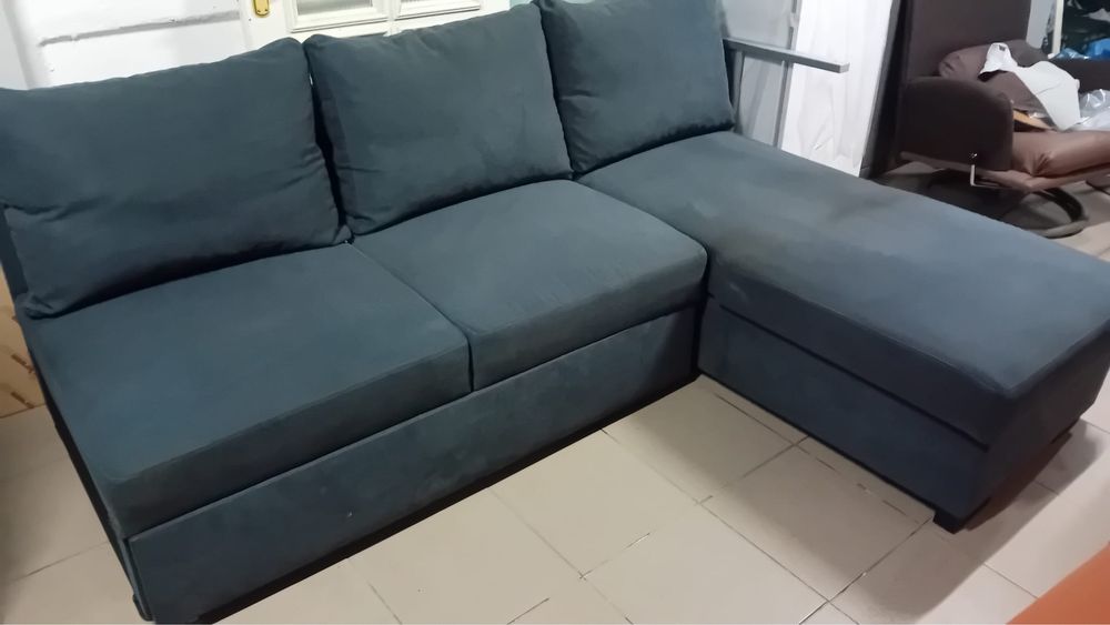 Coltar extensibil cu loc pentru haine