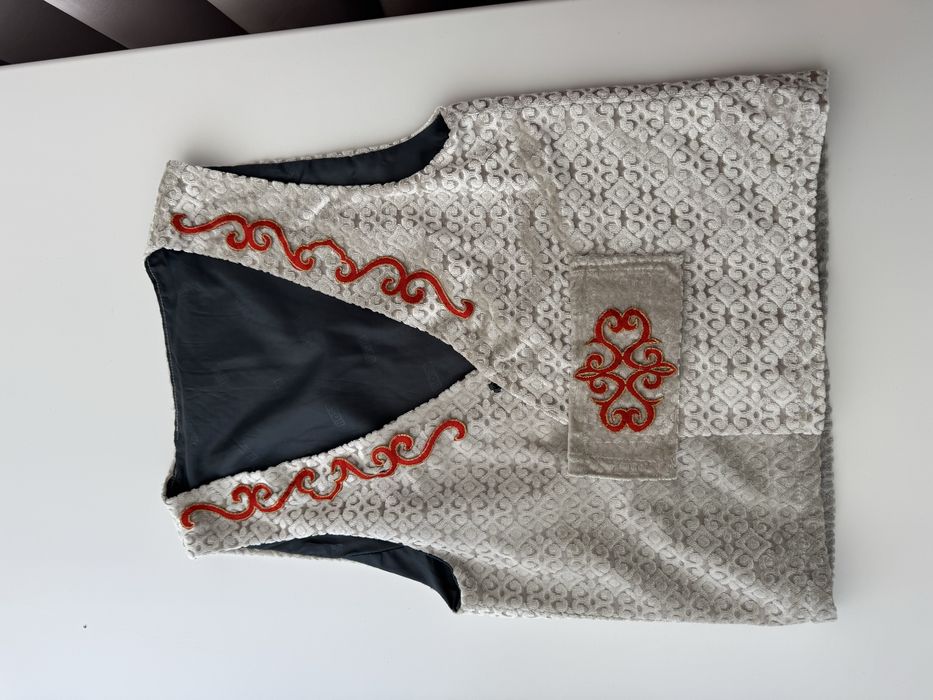 Продам жилетку для мальчика,от 9 до 13 лет .В отличном состоянии.