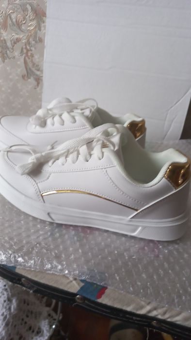 Продам кросовки белые.