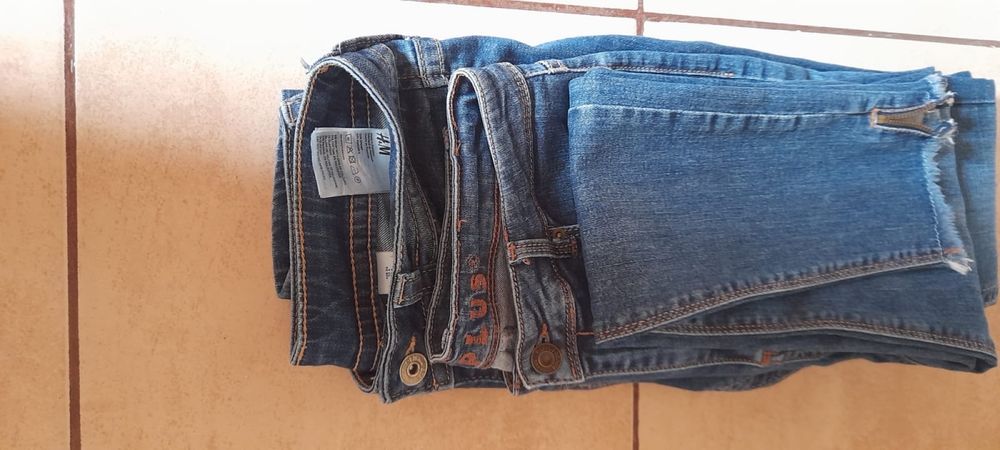 Blugi albastri dama (70 lei/buc)