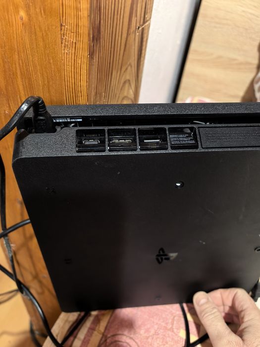 PS 4, 1 TB + 2 джойстика