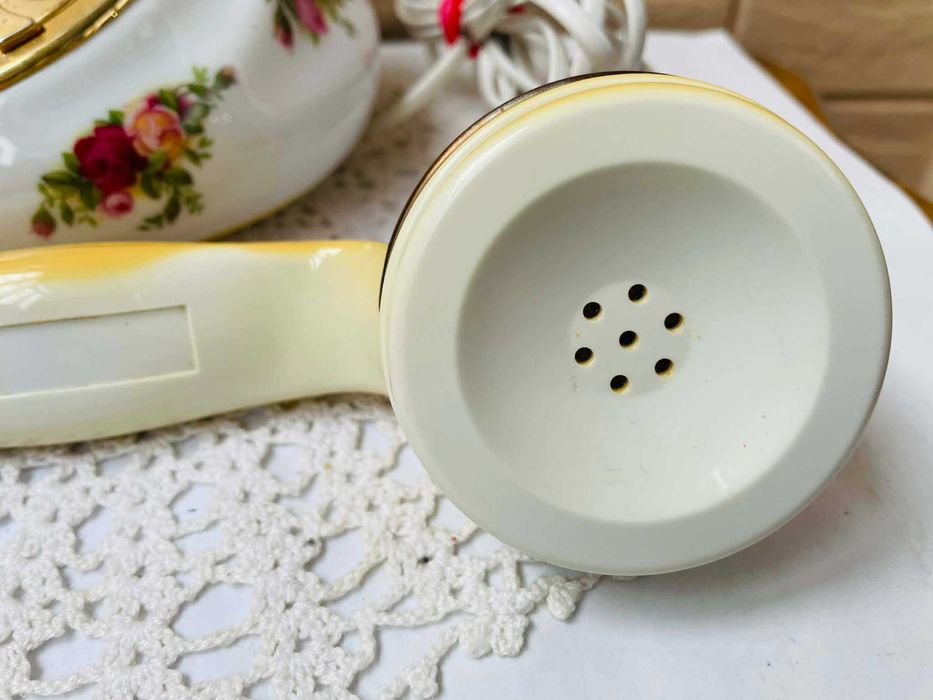 ROYAL ALBERT красив телефон от костен порцелан от Англия