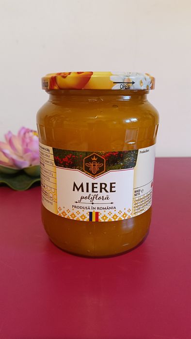 Miere de albine din stupină proprie.