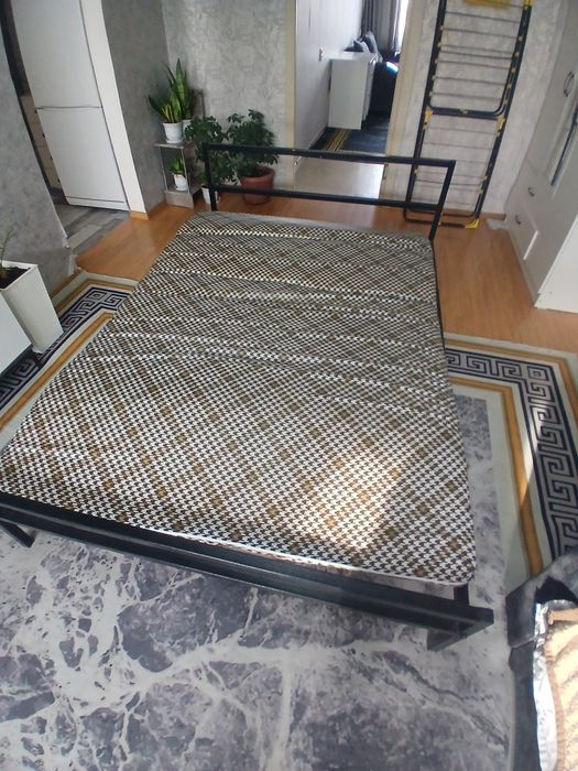 Кровать с матрасом