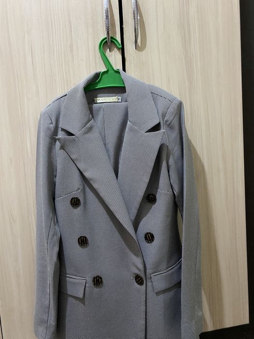 Продам стильный костюм