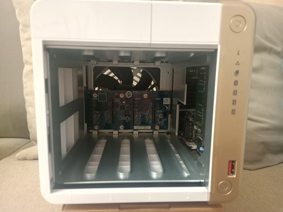 Продам сетевое хранилище Qnap TS-462