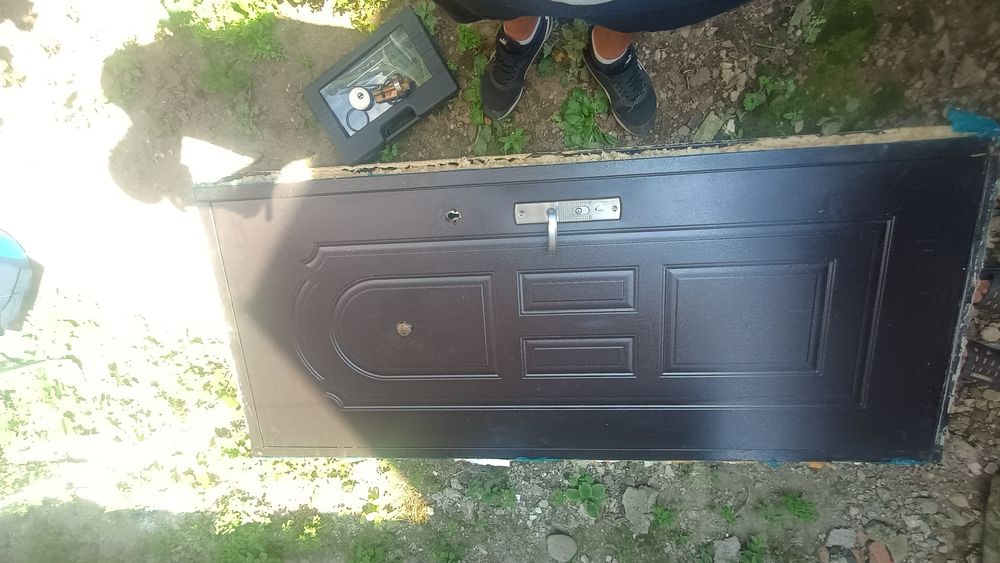 Ușa metalică de apartament cu toc