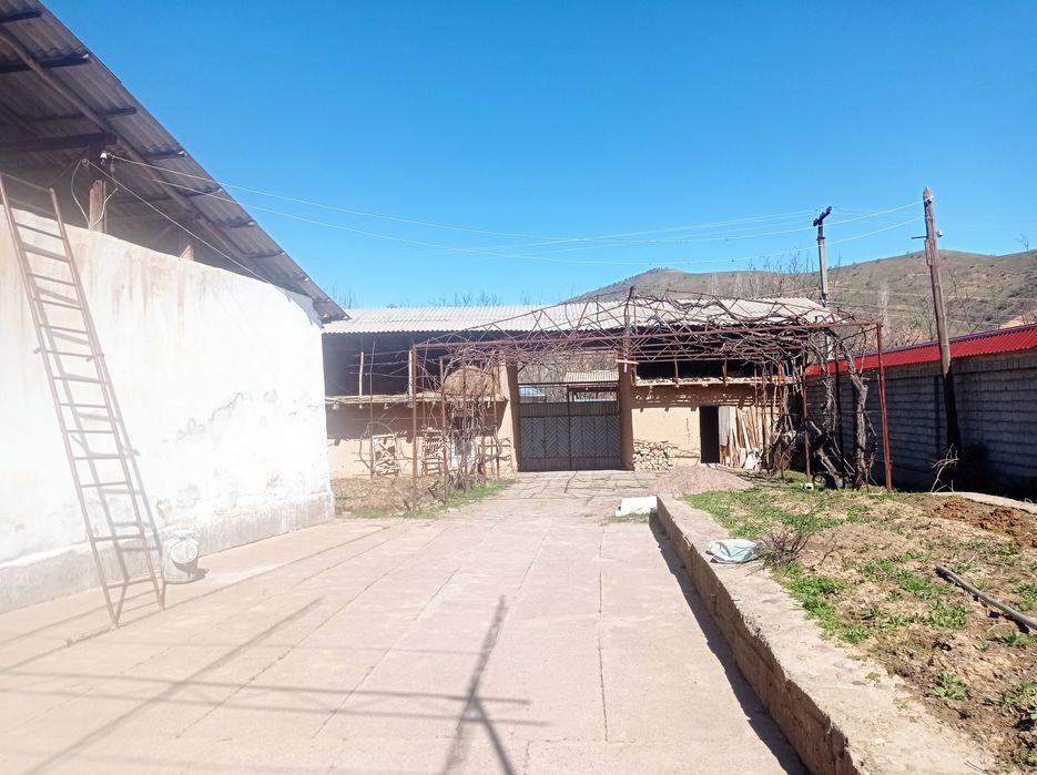 Srochna hovli sotiladi