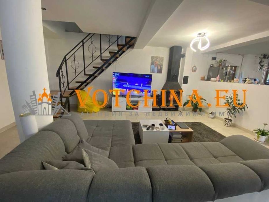 Двуетажна къща с двор в село Безводица