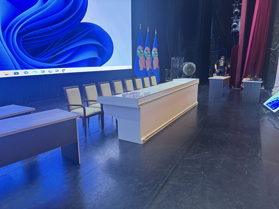 Стол Призумни, Стул кресло, Настолни микрафон Лед екран..