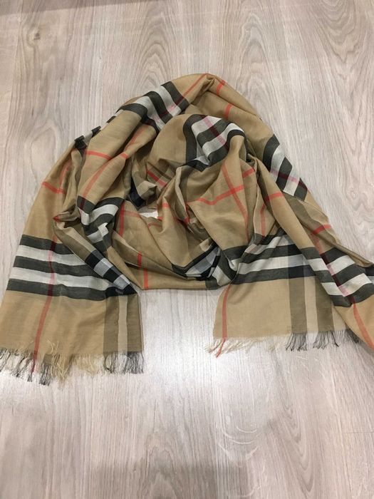 BURBERRY копринен шал