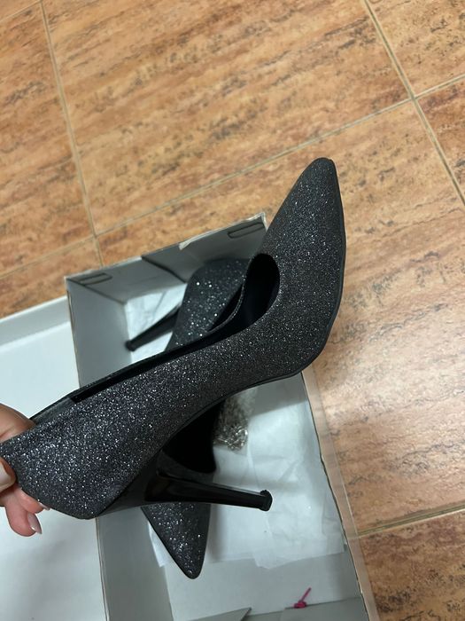 Черни , блестящи токчета