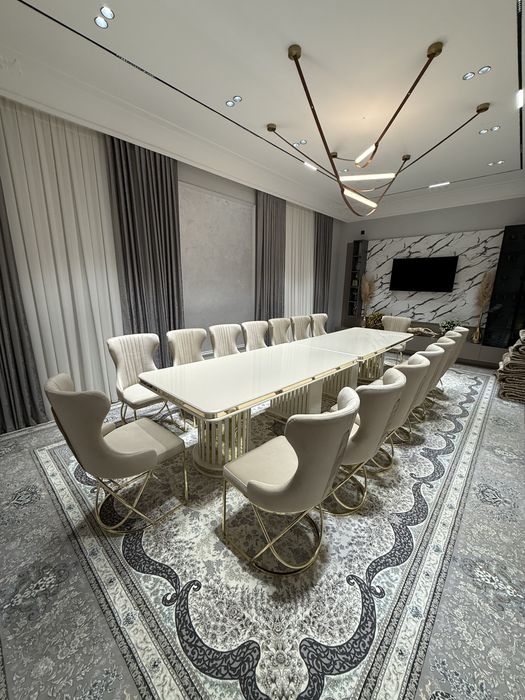 Стол со стульями на 16 персон