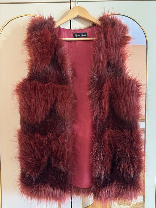 Елек цвят бордо.