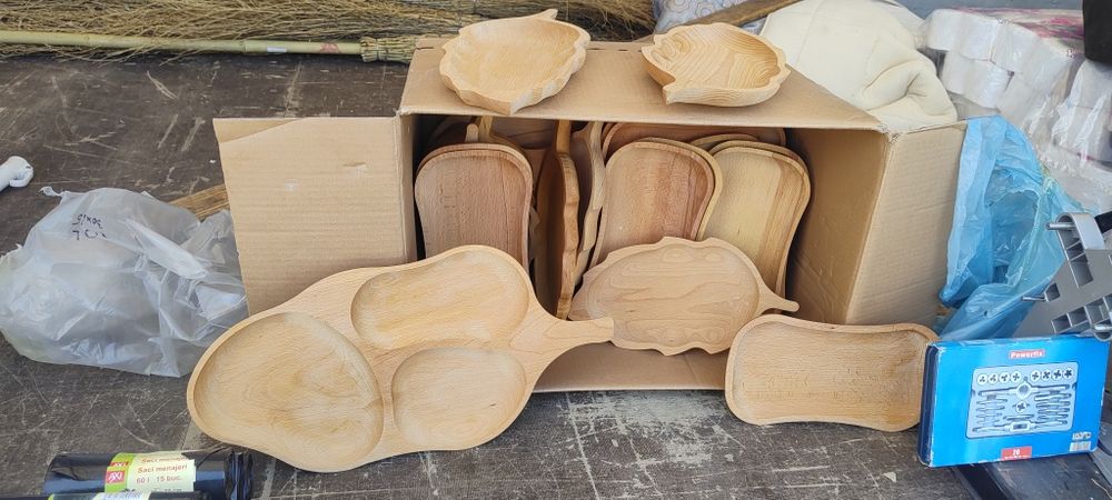 Set de 25 farfuri de lemn + 3 platouri mari din lemn