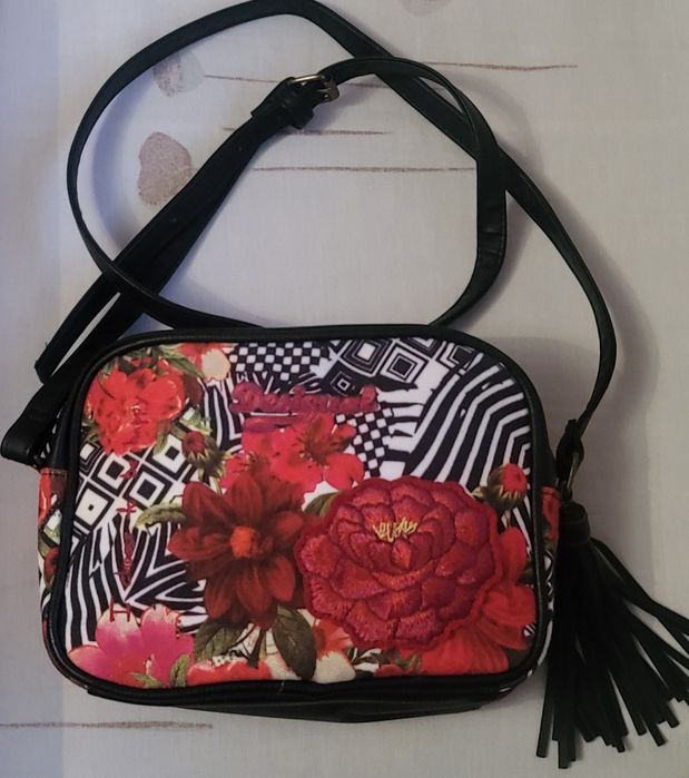 Desigual нова красива маркова чанта