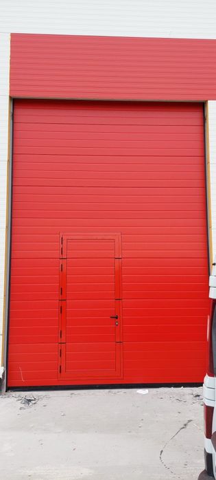 Ușa de garaj  sectionala izolata industriala începând de la 999 euro