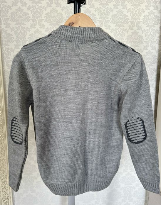 Продается свитер новый для подростка