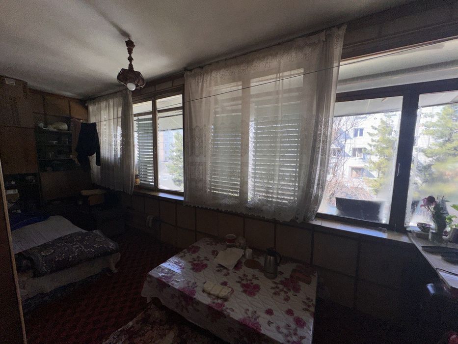 Продаётся трёхкомнатная на м-в Карасу 6 ( 275 школа )