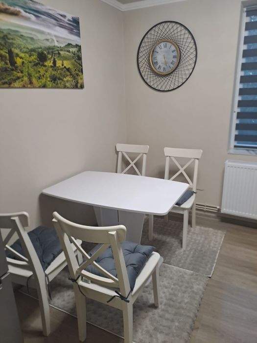 Închiriez apartament cu 2 camere decomandate în zonă ultracentrală.