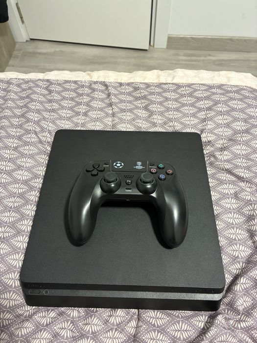 Vand Playstation 4 in stare foarte buna