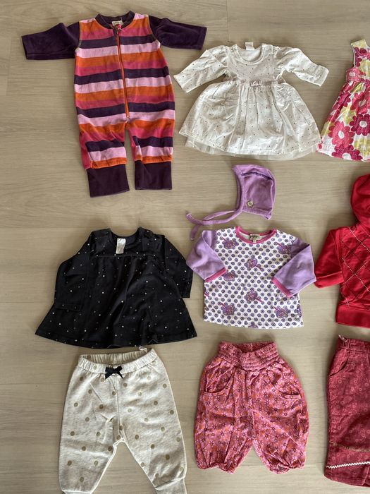 Vand lot haine fete(2-4 luni) superbe.