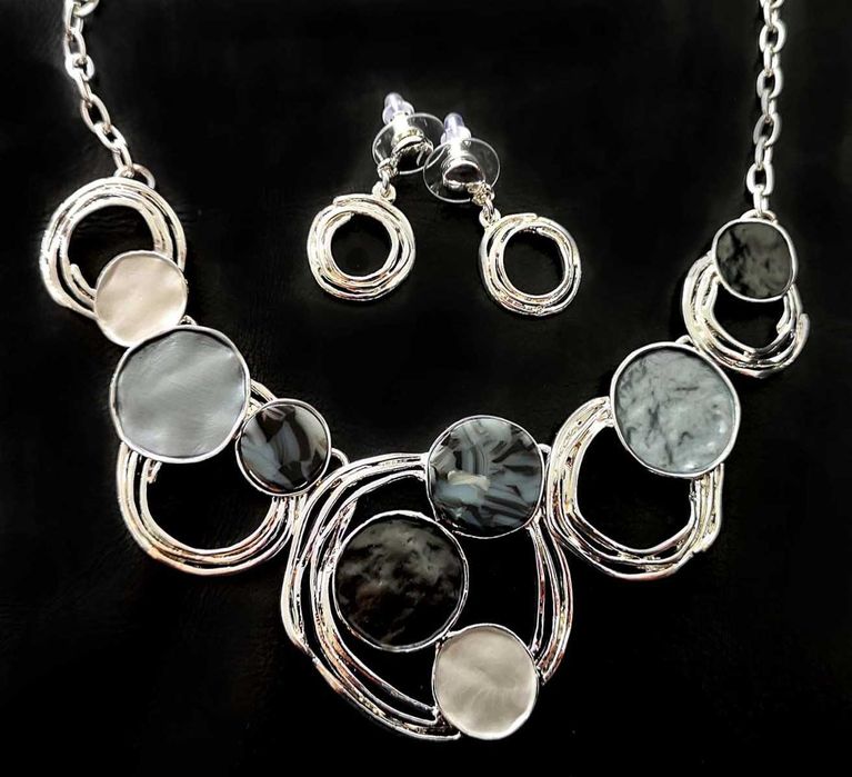 Стилно дамско колие с обеци