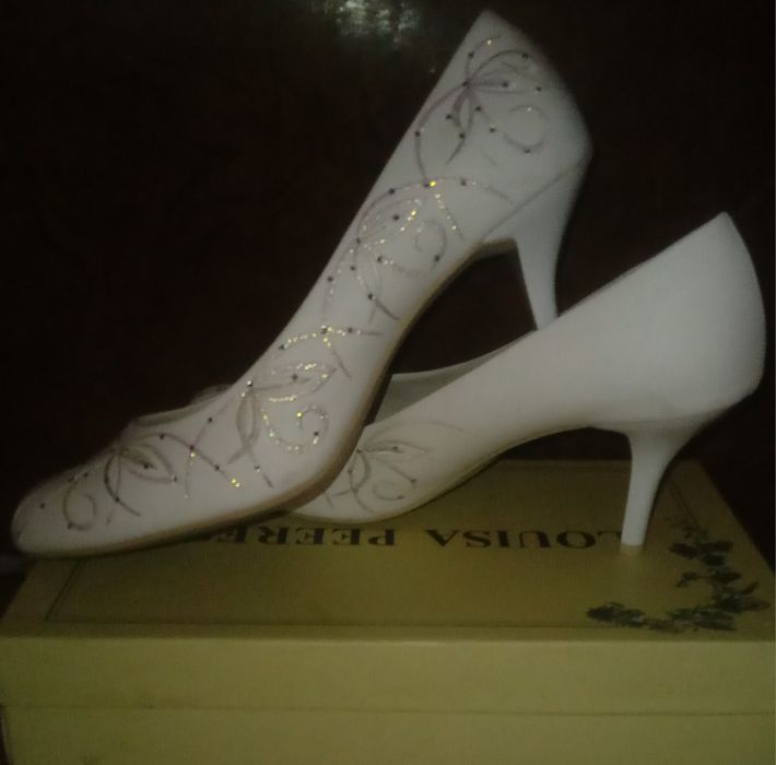 Продам туфли очень красивые.