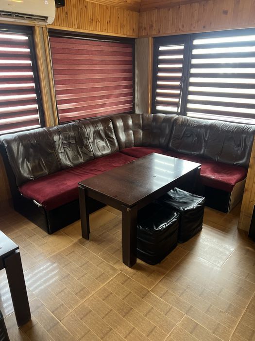 Ъглови сепарета 4бр и маси