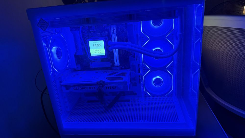 computer set up white tayyor