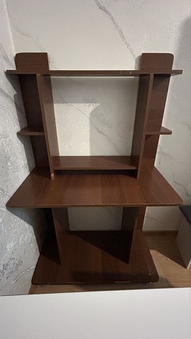 Компьютерный стол в очень хорошем состоянии