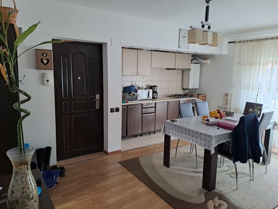 Închiriez apartament 2 camere.
