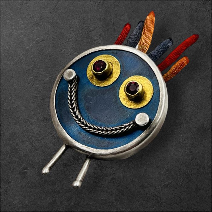 Сребърна брошка с 22к злато и рубини