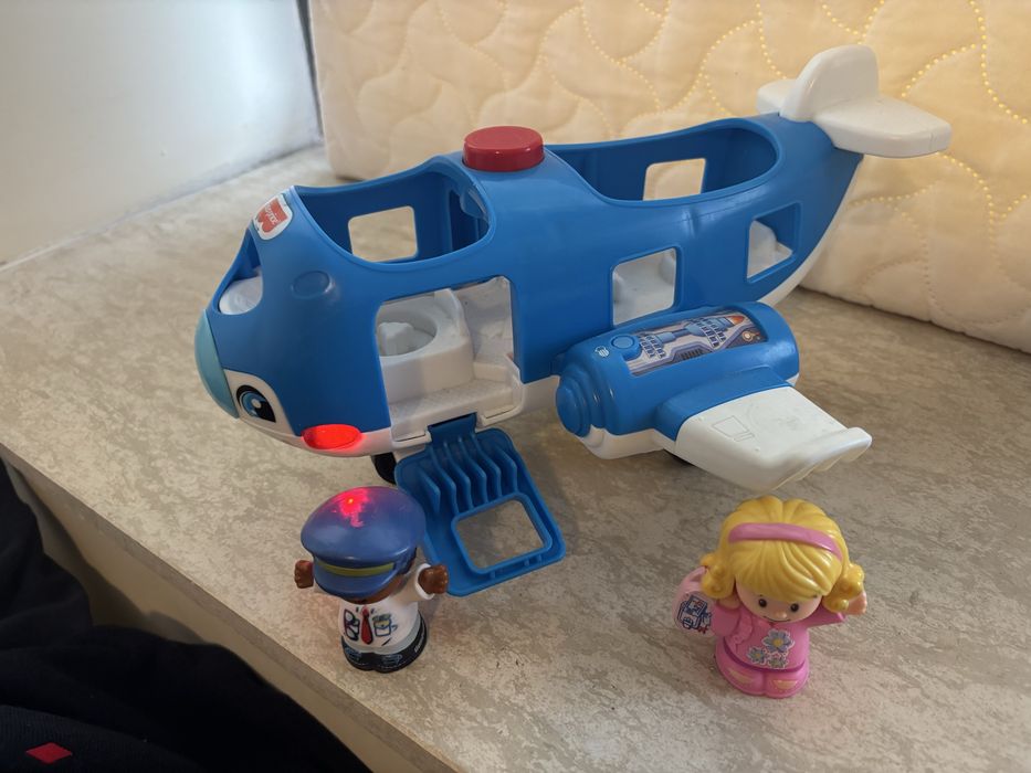 Fisher-Price Little People интерактивен самолет с пилот и стюардеса
