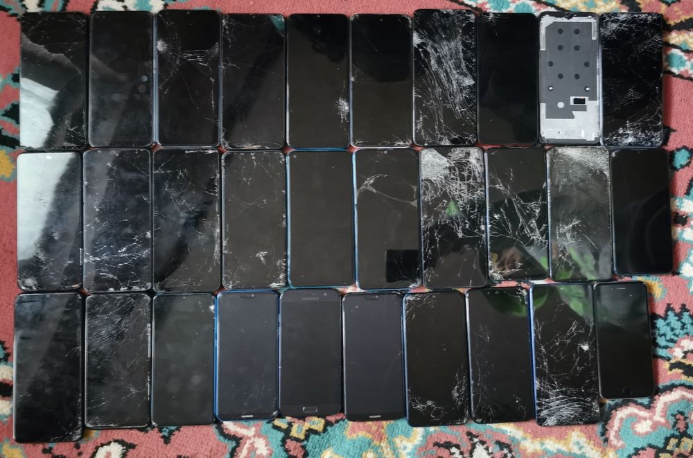 Vând telefoane pentru piese